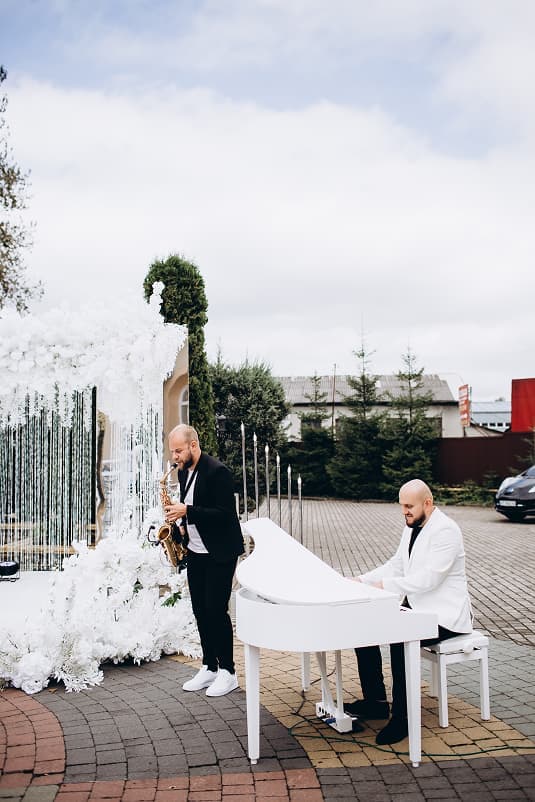 Білий рояль та саксофон