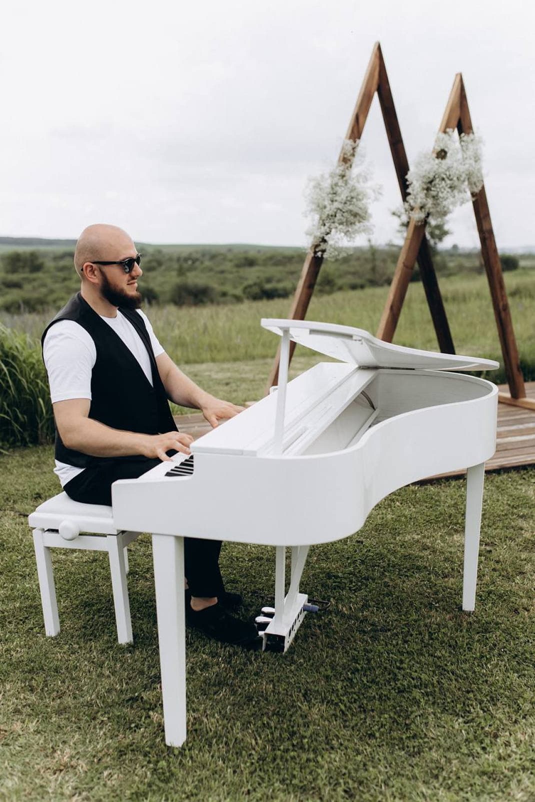 Білий рояль та саксофон